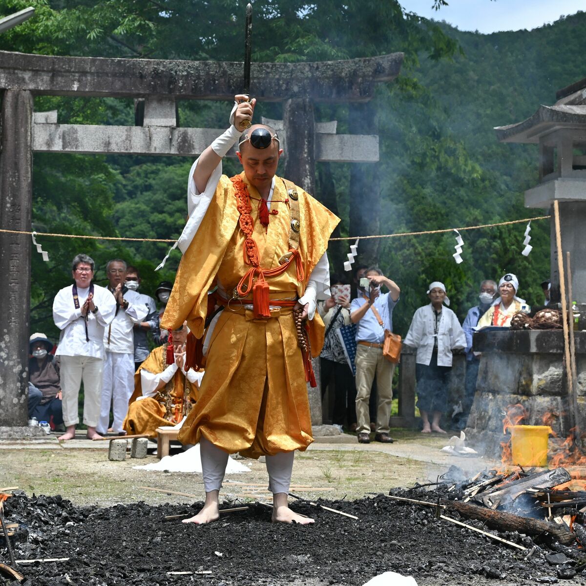 煩悩焼き払い、厄よけ祈る 金剛山瑞峯寺で「火渡り修行」 鹿沼｜県内