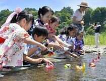 小山で伝統の流しびな