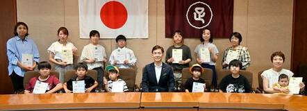 市に育児情報誌贈呈