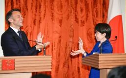 桜観賞でマクロン氏と親交深める