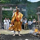 煩悩焼き払い、厄よけ祈る　金剛山瑞峯寺で「火渡り修行」　鹿沼