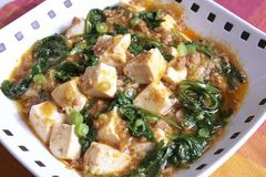 ＜春菊マーボー豆腐＞独特の香り　咳、痰にも効果