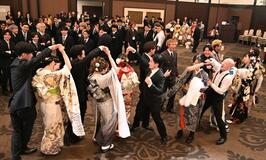 交流にフォークダンス