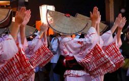 富山に秋告げる優雅な舞