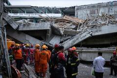 寄宿学校倒壊 ９１人下敷きか