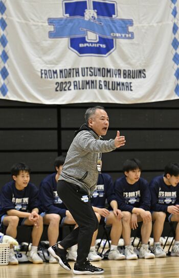 関東高校新人大会で指揮を執る宇都宮北の福田監督=1日、宇都宮市、鈴木久崇撮影