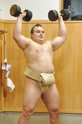 　稽古する安青錦＝東京都江東区の安治川部屋