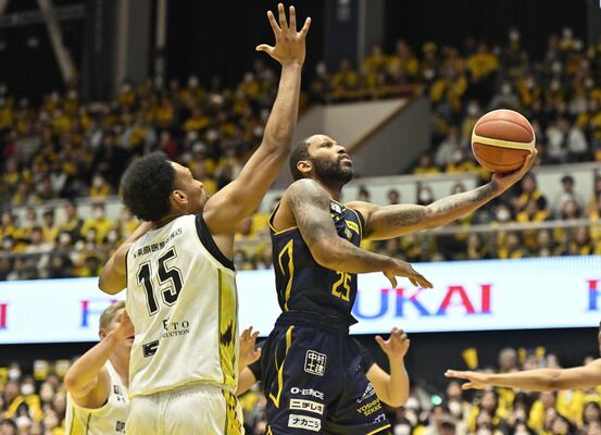 第１クオーター８分、レイアップシュートを決めるブレックスのニュービル（右）＝ブレックスアリーナ宇都宮、湯田大士撮影