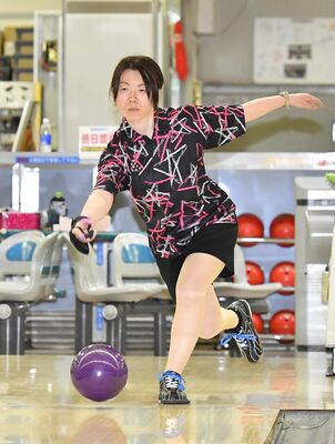 女子で２度目の王座に就いた青柳（足利）＝宇都宮第二トーヨーボウル