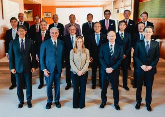 　日本の大手企業幹部らと写真に納まるイタリアのメローニ首相（前列中央）＝１７日、東京都内（イタリア首相府提供・共同）