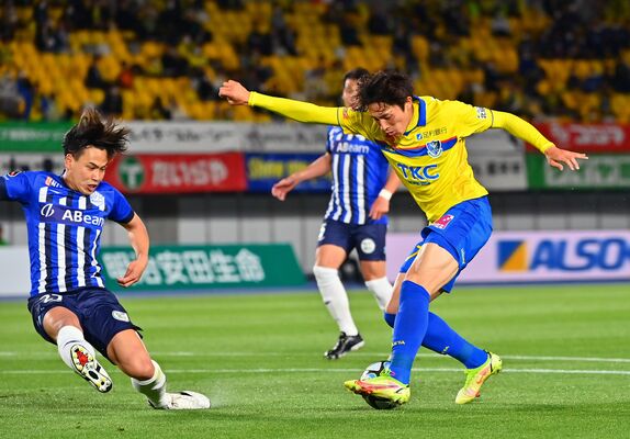 前半９分、ドリブルで切り込んで先制点を挙げる栃木ＳＣのＦＷ根本（右）＝カンセキスタジアムとちぎ