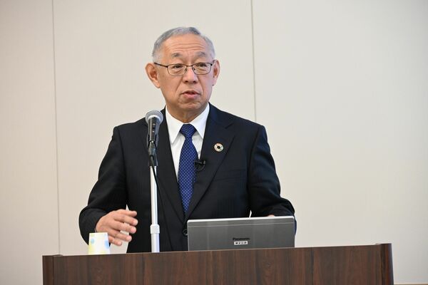 決算説明会に臨む渡部社長。トランプ米政権の関税政策についても言及した＝11日午前、東京都