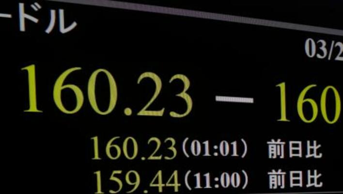 　一時１ドル＝１６０円台を付けた円相場を示すモニター＝２８日未明、東京・東新橋