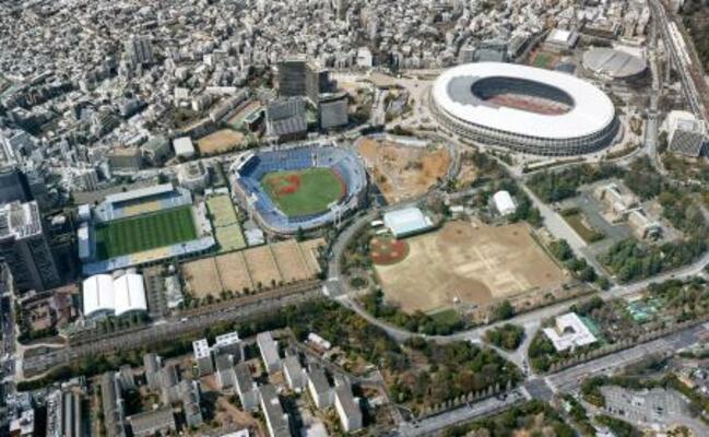 　東京・明治神宮外苑地区。左から秩父宮ラグビー場、神宮球場、解体された神宮第二球場の跡地、国立競技場。左手前はイチョウ並木＝２０２５年３月（共同通信社ヘリから）