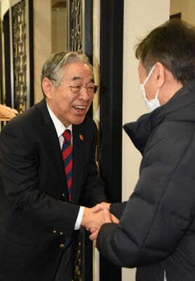 後援会のメンバーに、これまでの支援を感謝する石坂市長（左）