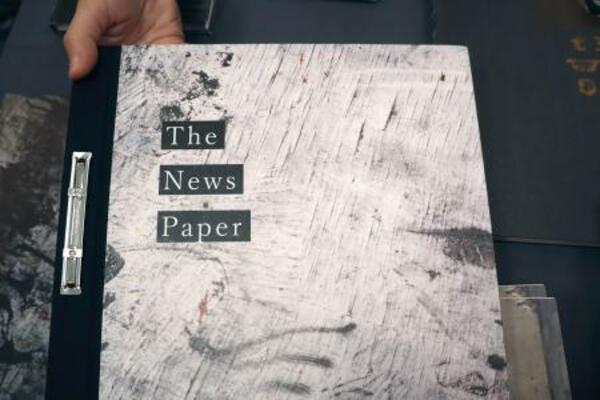 「アルル国際写真祭」に出展された「The Newspaper」=7日、フランス・アルル(共同)