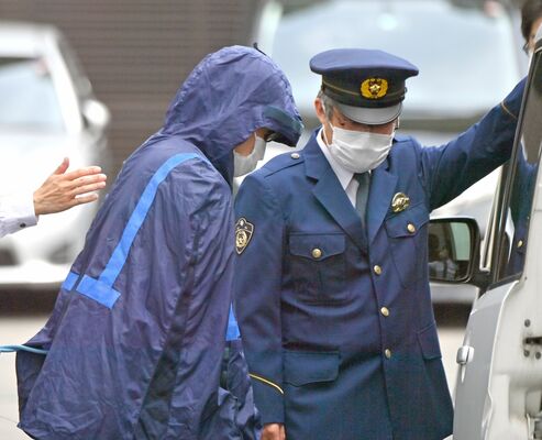 送検のため下野署を出る容疑者＝20日午後０時10分、下野署