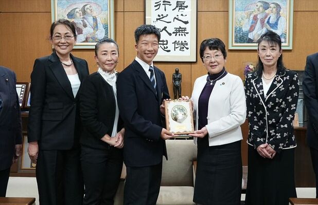 大川市長を表敬した寺内さん（左から３人目）と母浩美さん（同２人目）ら