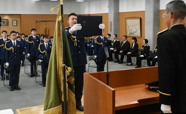 初任科生代表で服務を宣誓する清野さん＝６日午前、県警察学校