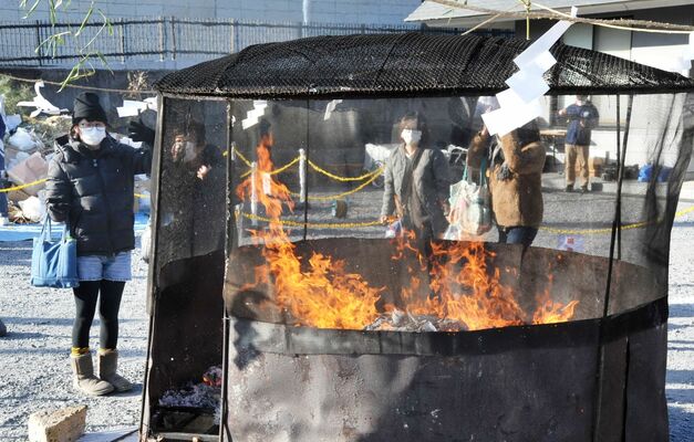 煙を浴びて無病息災を願う参拝客ら