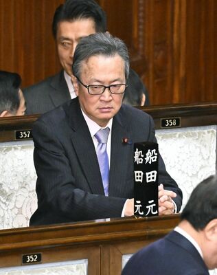 本会議に臨む船田氏＝23日午後、衆院本会議場
