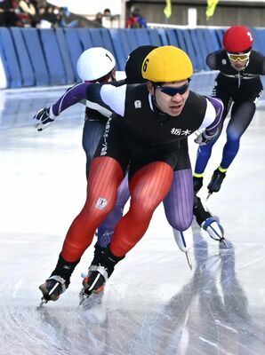 スピードスケート成年男子５０００メートルで３位に入った小川。全競技通じて県勢最高順位だった＝群馬県総合スポーツセンター伊香保リンク
