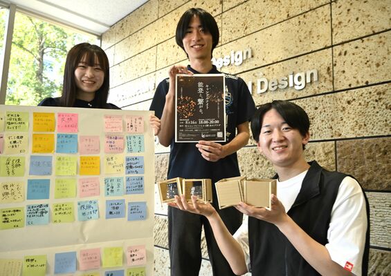 キャンドルナイトで使用する行灯を持つチアーズの村上さん（右）ら＝７月31日午後、宇都宮市内