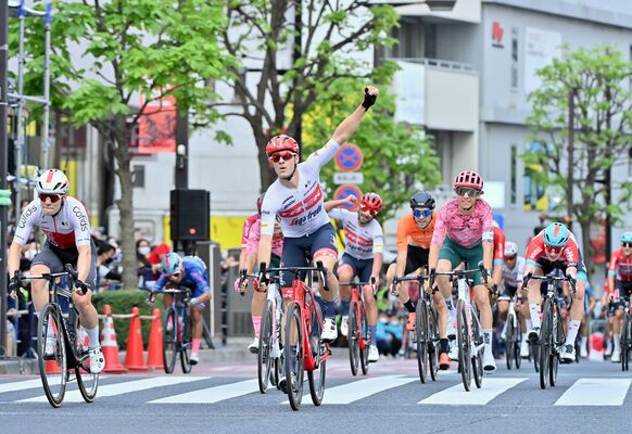 連覇を果たし拳を突き上げゴールするトレック・セガフレードのトゥーンス（中央）＝宇都宮市大通り周回コース