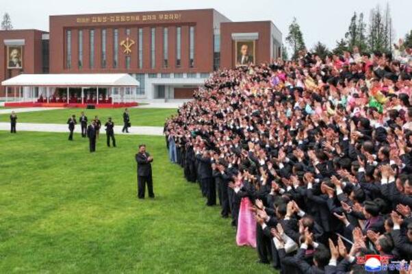 　「中央幹部学校」を訪れた北朝鮮の金正恩朝鮮労働党総書記（左手前）＝１日、平壌（朝鮮中央通信＝共同）