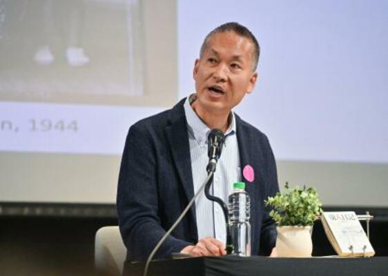 　「虜人日記」について話す小松志行さん＝１１日、マニラ（共同）