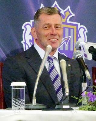 退任記者会見するJ1広島のミヒャエル・スキッベ監督=12日、広島市