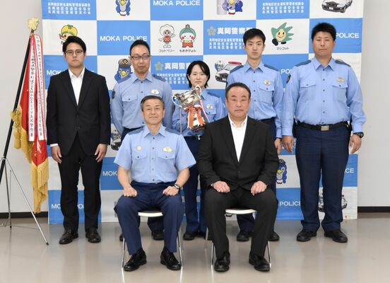 県警剣道大会で４連覇した真岡署の選手ら