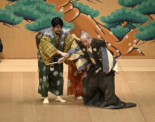 狂言「貰聟」で共演する野村万作さん（右）と萬斎さん＝１日午後、県総合文化センター