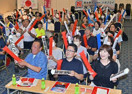 予選での水沼応援に力が入る（手前右から）母の典子さん、父の敏明さんら＝２日午後６時10分、真岡市台町