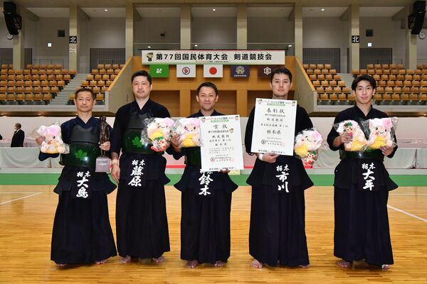 剣道成年男子で優勝した本県選抜チーム＝５日午後１時50分、宇都宮市のユウケイ武道館