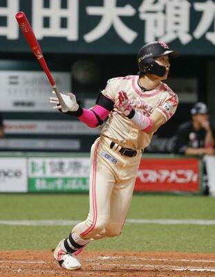 　３回ソフトバンク１死一塁、周東が右中間に適時三塁打を放つ＝みずほペイペイドーム