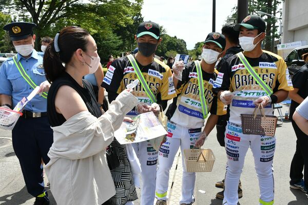 交通安全を呼びかける栃木ＧＢの選手ら