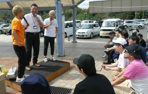 お笑い芸人と町職員の３人で掛け合いをしながら町の名物や魅力を紹介した特別ライブ