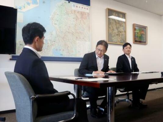 福井県の坂本裕一郎防災安全部長(左)と面会する関西電力の高畠勇人原子力事業本部長代理(中央)=12日午後、福井県庁