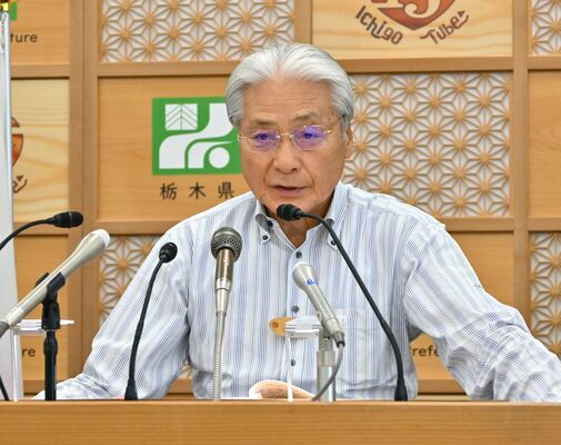 定例記者会見に臨む福田知事＝25日午後、県庁