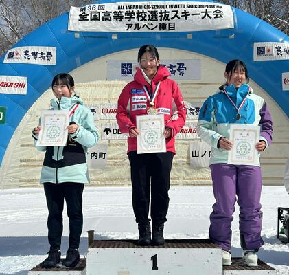 女子回転２連覇を果たし、表彰台で笑顔を見せる足大付の大西（中央）＝長野県志賀高原ジャイアントスキー場