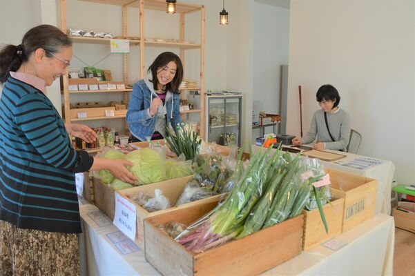 市内の農家が有機栽培した野菜などが並ぶ店内