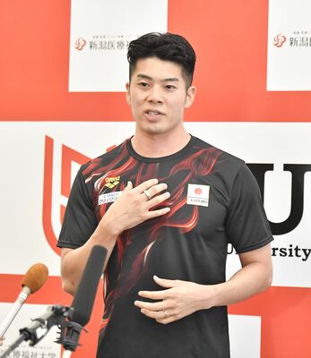 囲み取材で競泳の世界選手権への意気込みを語る水沼＝新潟医療福祉大
