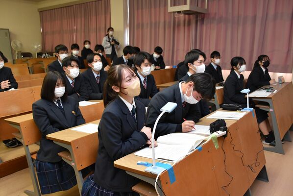 南米の学生とオンラインで交流する生徒＝31日午前、宇都宮白楊高