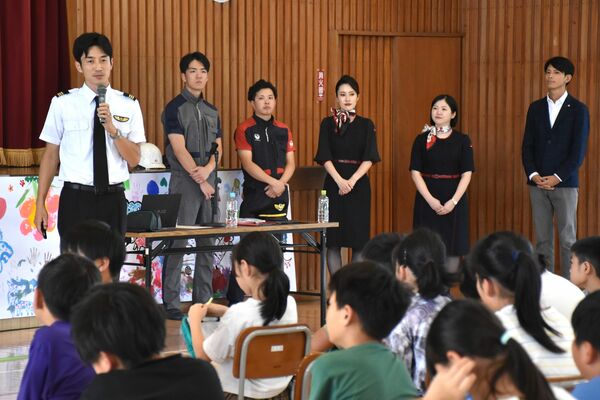 湯津上小で行われたＪＡＬ関係者の講話