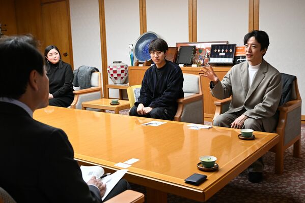 次作の撮影報告を兼ねて訪れた（右から）竹石さん、乙木さん、義達さん