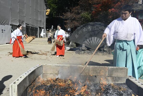 冬の到来を告げる恒例の落ち葉たき