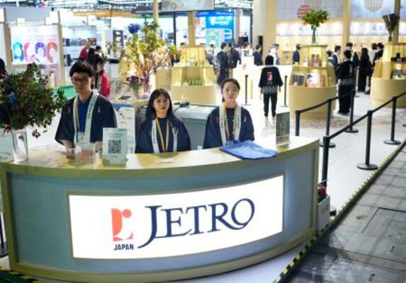 「中国国際輸入博覧会」に出展したジェトロのブース=5日、中国上海市(共同)