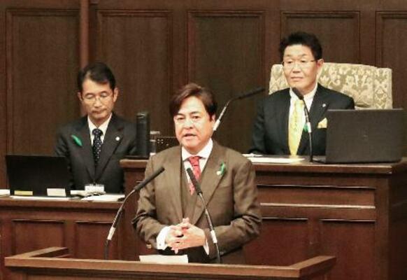 大阪府議会で議長に選出された大阪維新の会の西野弘一氏(手前)=20日午後