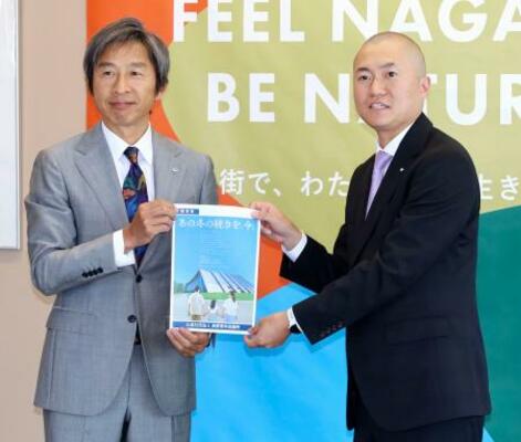 　長野青年会議所の若麻績憲義理事長（右）から提言書を受け取る長野市の荻原健司市長＝２３日午後、長野市役所